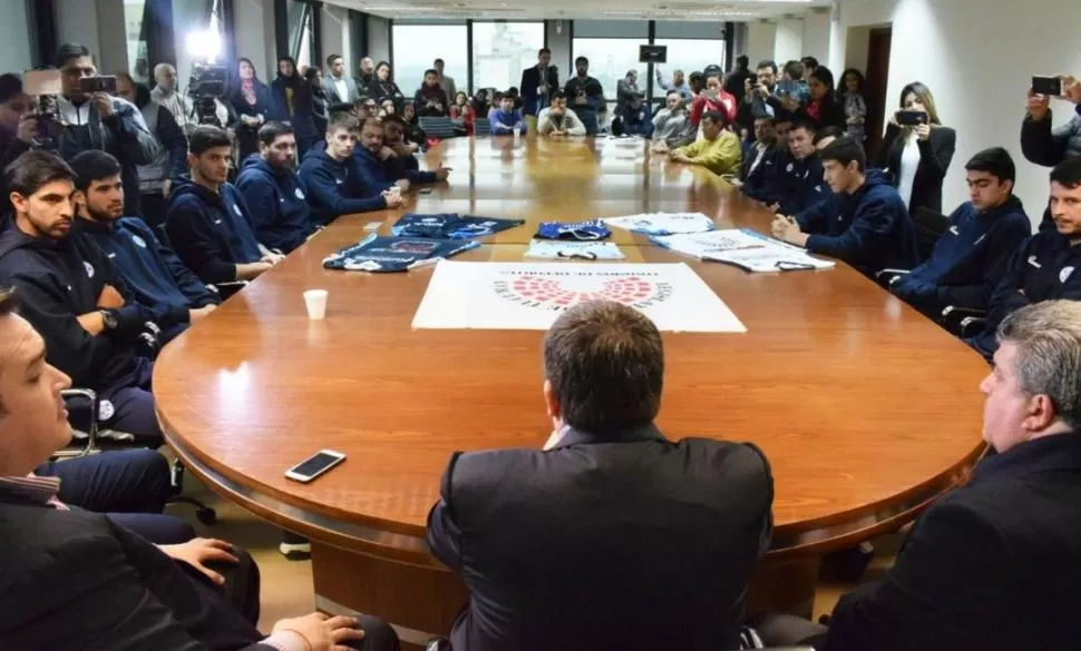 PRESENTACIÓN. La presentación de los jugadores y el cuerpo técnico se realizó ayer en la Legislatura provincial. prensa legislatura