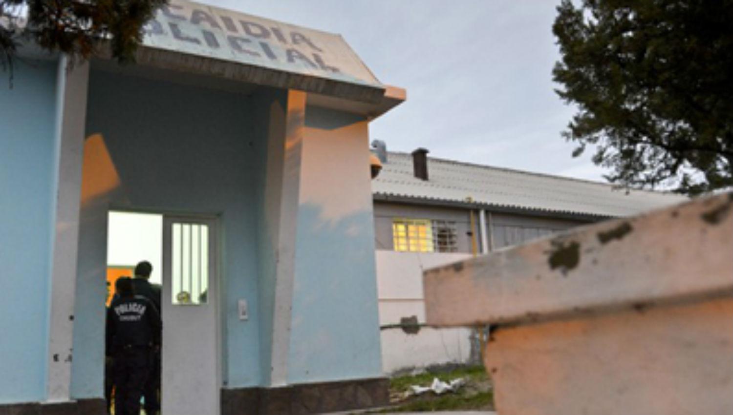 Chubut: policías sacaron a 19 presos desnudos al patio en medio de un frío extremo