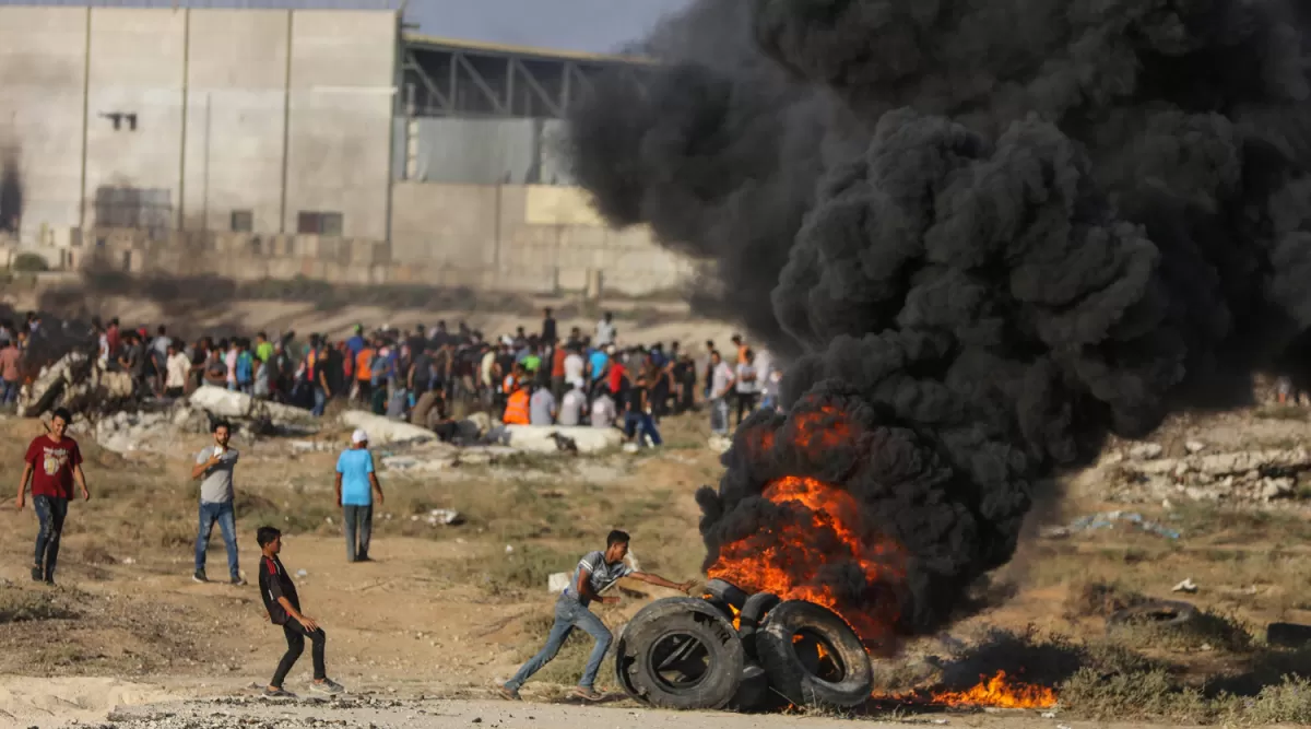 BATALLA. Palestinos se enfrentan con las fuerzas israelíes en Gaza.