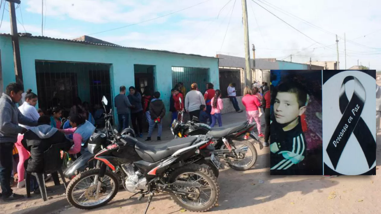 PROFUNDO DOLOR. Familiares y allegados al pequeño asesinado despidieron sus restos ayer en la casa de sus abuelos, en el barrio 4 de Junio. Ricardo Ocaranza falleció antes de llegar al hospital.