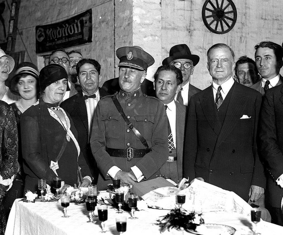 EL GOBERNADOR Y EL GENERAL. El ingeniero José G. Sortheix y el general Juan Esteban Vaccarezza, fotografiados meses antes del golpe militar de setiembre
