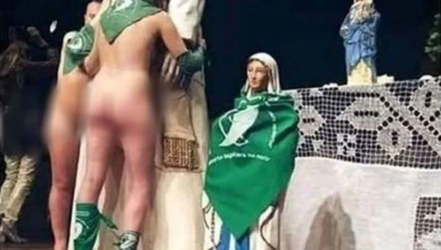Polémica en Rafaela: bailaron desnudos y con pañuelos verdes sobre imágenes religiosas