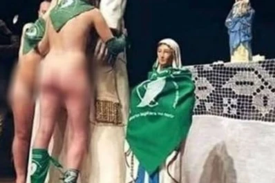 Polémica en Rafaela: bailaron desnudos y con pañuelos verdes sobre imágenes religiosas