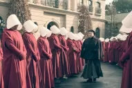 Quince puntos centrales de El cuento de la criada, una historia opresiva