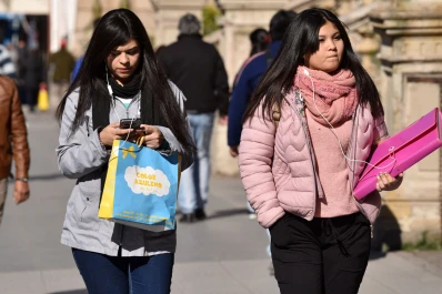 Para bufanda, gorro y camperón: el martes arrancó con 2° bajo cero