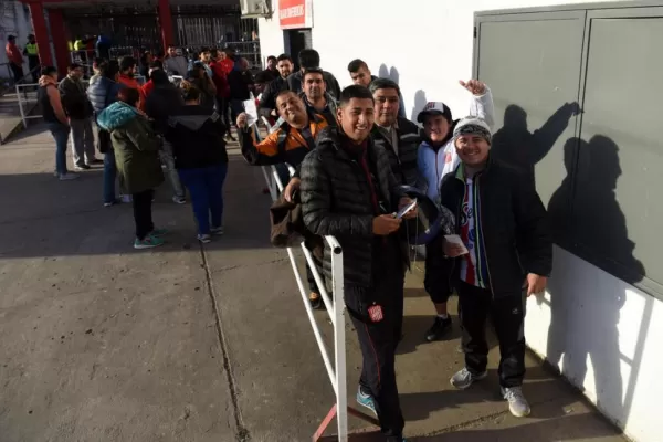 Los hinchas coparon La Ciudadela para adquirir abonos para la Superliga