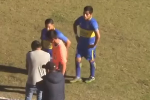 VAR improvisado: un árbitro peruano revisó la jugada con la cámara de un fotógrafo