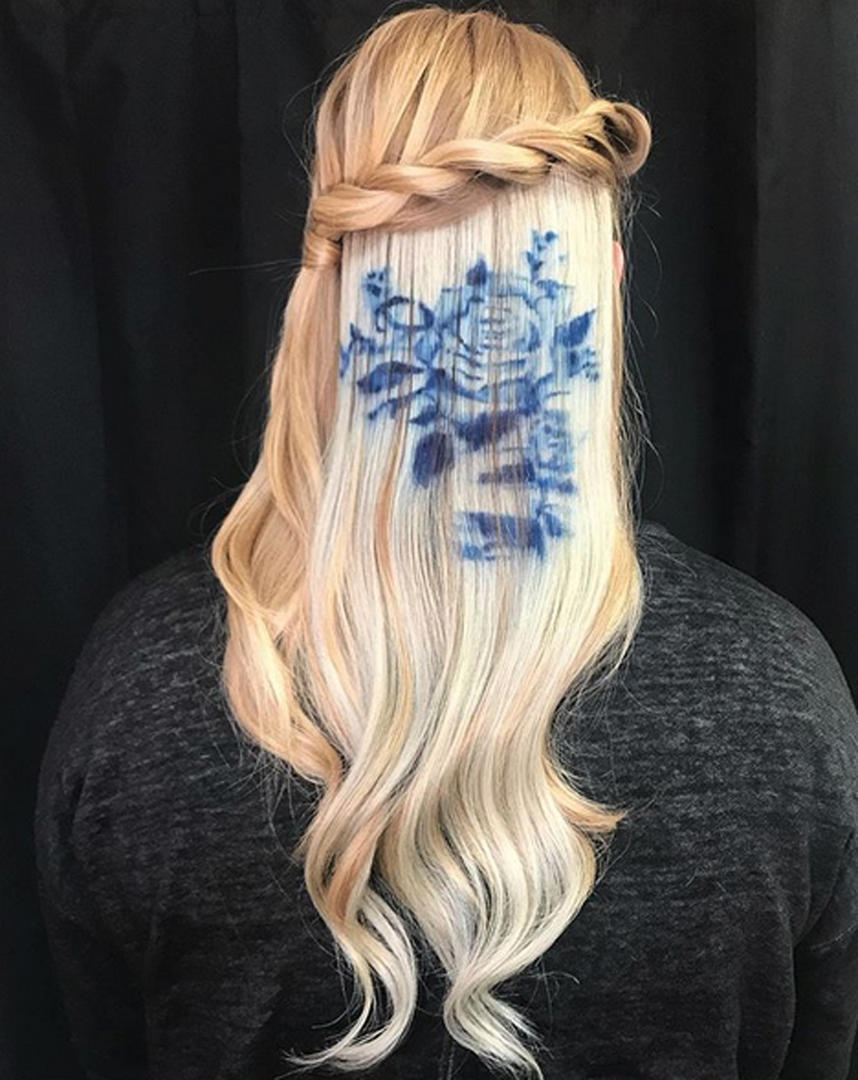 ESTAMPA. El pelo también puede ser un lienzo en blanco, como la propuesta de @uggoff, que plasmó unas flores en azul.