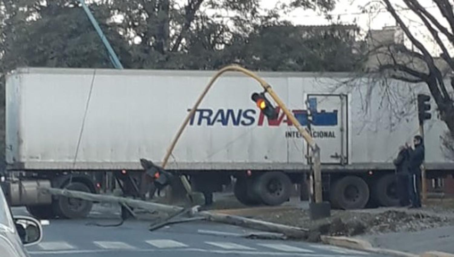LO TIRÓ ABAJO. El camión se llevó puesto un cable que sostenía un semáforo.