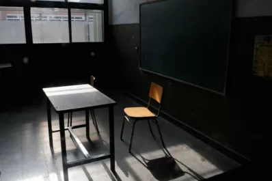 Un albañil que trabajaba en una escuela de la capital abusó de una alumna