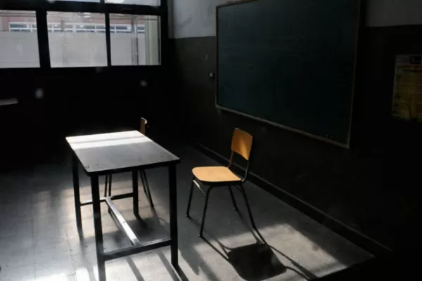 Un albañil que trabajaba en una escuela de la capital abusó de una alumna