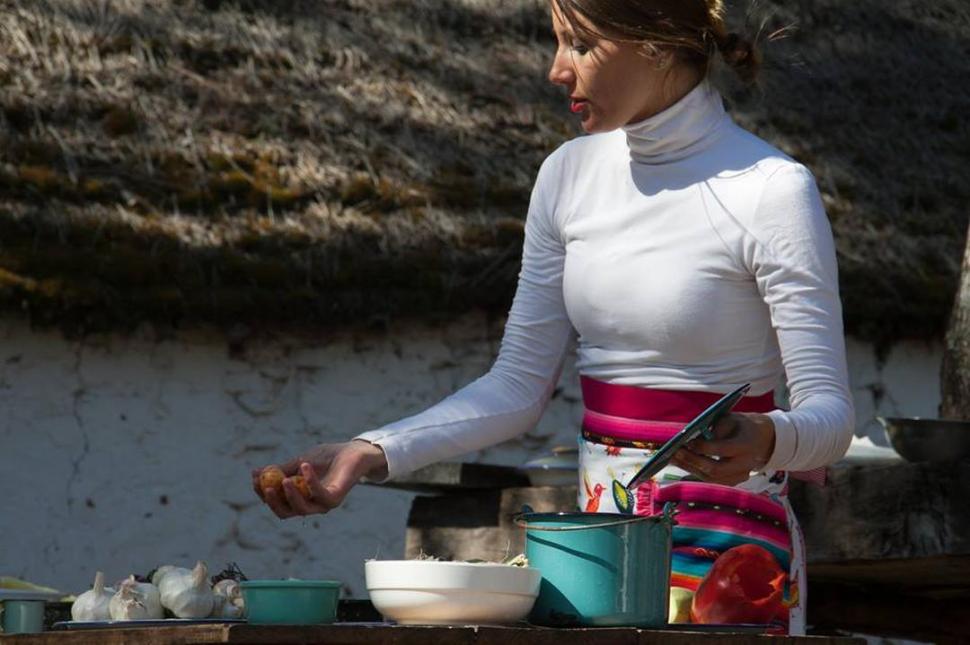 -EXPERTA. Paula Capuano cocinando comida saludable al aire libre. FOTO GENTILEZA PAULA CAPUANO. 