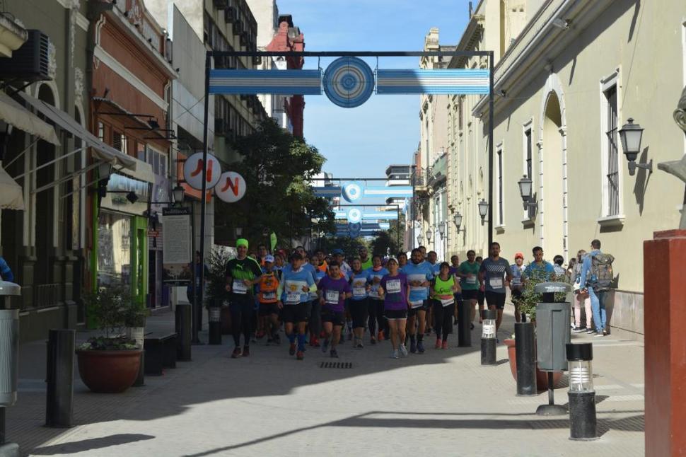 VAN AL FRENTE. El grupo de 35 maratonistas avanza por calle Congreso, durante el desarrollo de la Maratón Independencia. 