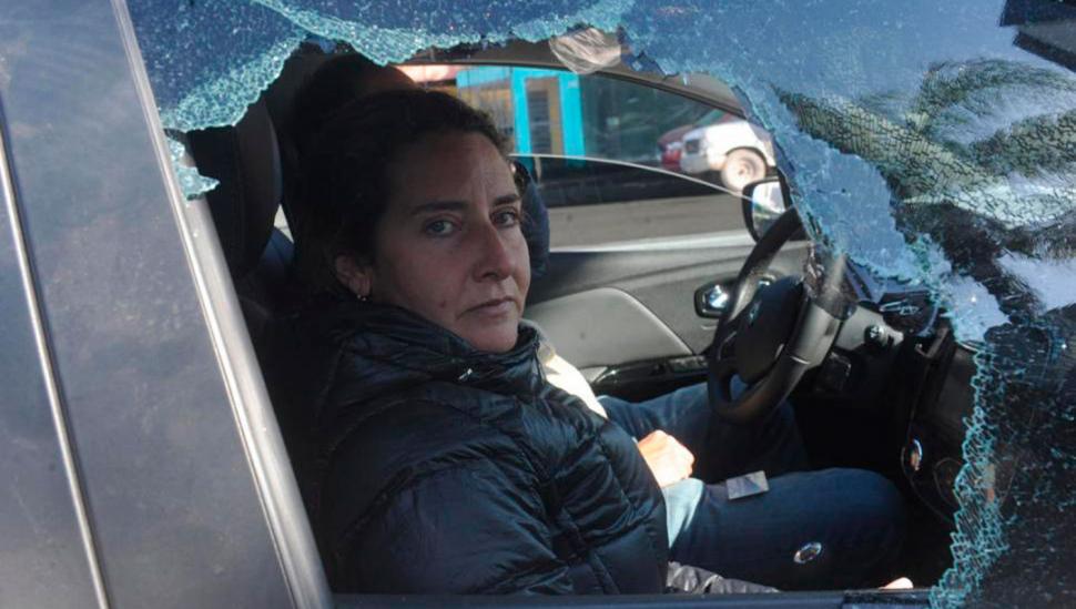 Frenó en el semáforo de Mate de Luna y Colón y fue atacada por 'rompevidrios'