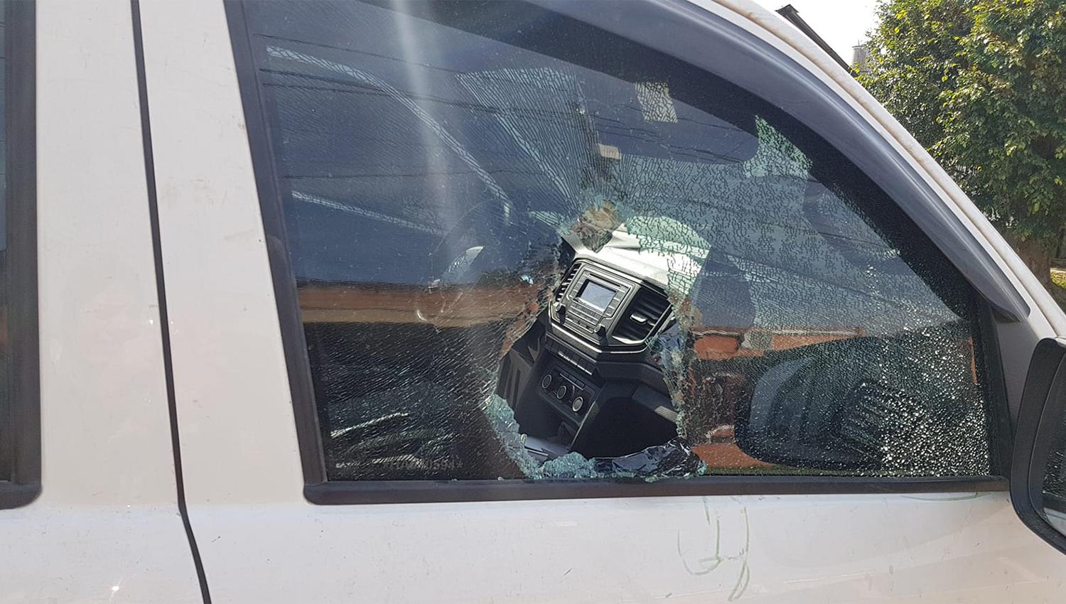 PELIGRO. Rompieron el vidrio de un auto para robar una cartera. FOTO TOMADA DE LA CUENTA DE FACEBOOK DE PATRICIA ARRIETA.