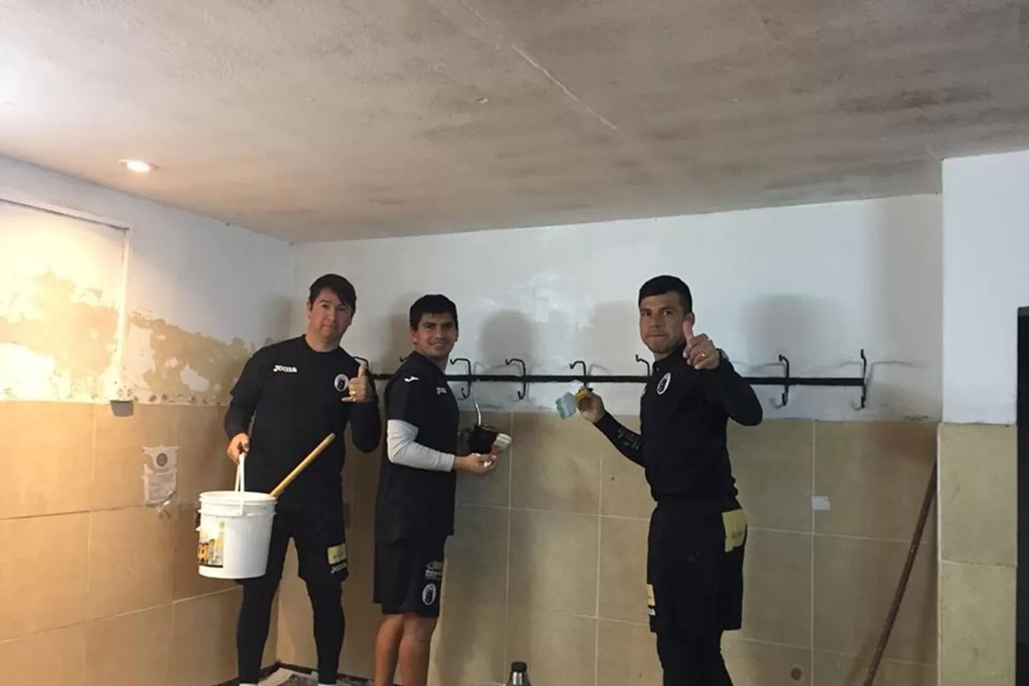 MANOS A LA OBRA. Los jugadores de Concepción FC pintaron los vestuarios.