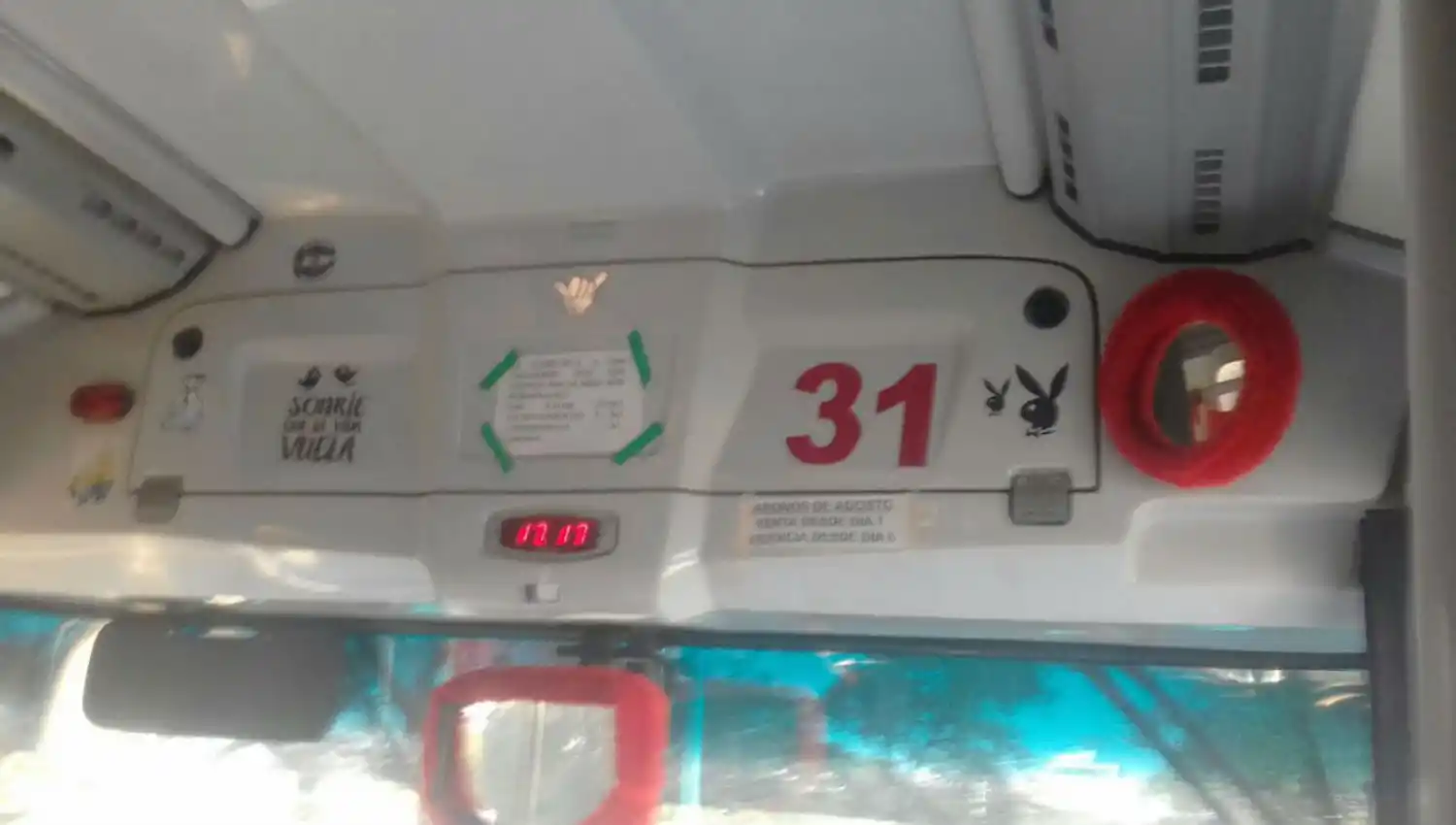 Atacaron a pedradas un colectivo en avenida Siria y Ecuador