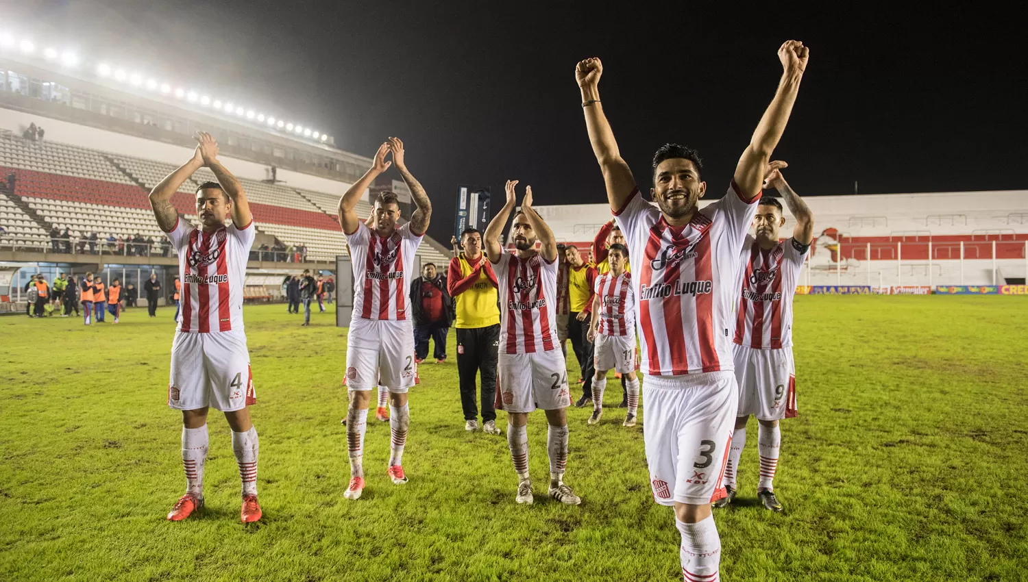 BRAZOS EN ALTO. Los jugadores del Santo celebran la clasificación que los podría enfrentar con Boca en la siguiente fase.