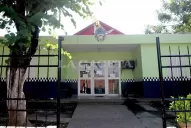 Cinco detenidos se fugaron de una comisaría de la capital y un menor, del Instituto Roca