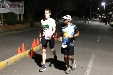 El cirujano tucumano se reencontró con el competidor al que operó en una carrera