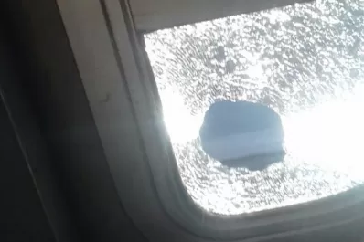 Atacaron a pedradas un colectivo en avenida Siria y Ecuador