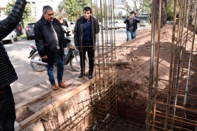 Con la idea de evitar accidentes, avanza la construcción de un puente peatonal frente a Filosofía y Letras