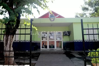 Cinco detenidos se fugaron de una comisaría de la capital y un menor, del Instituto Roca