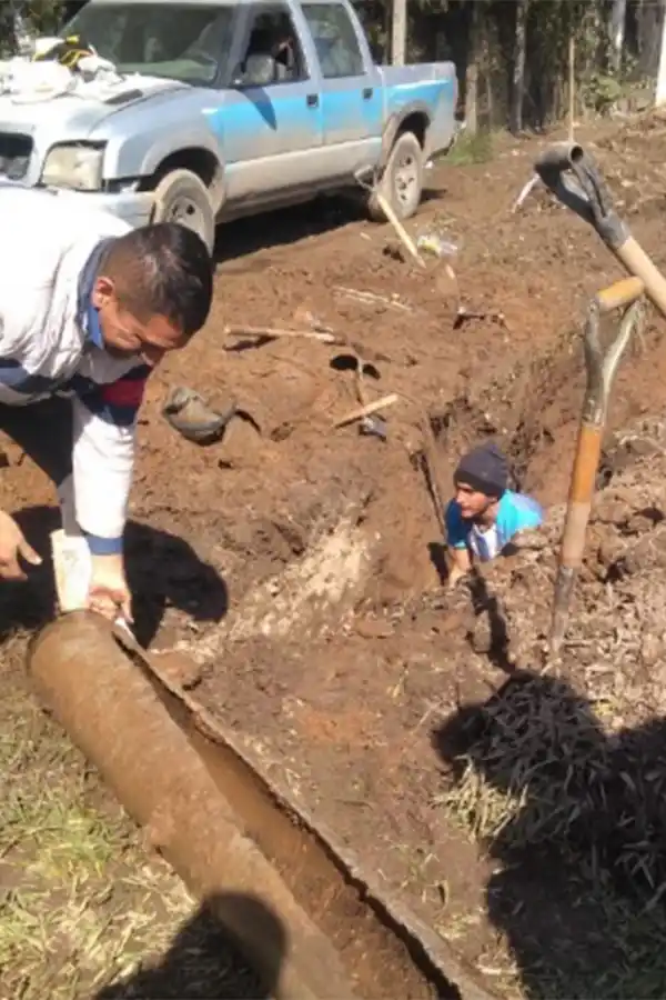 SIN AGUA. Empleados de la SAT muestran los caños rotos y afirman que el daño fue a causa del trabajo de una empresa de telecomunicaciones.