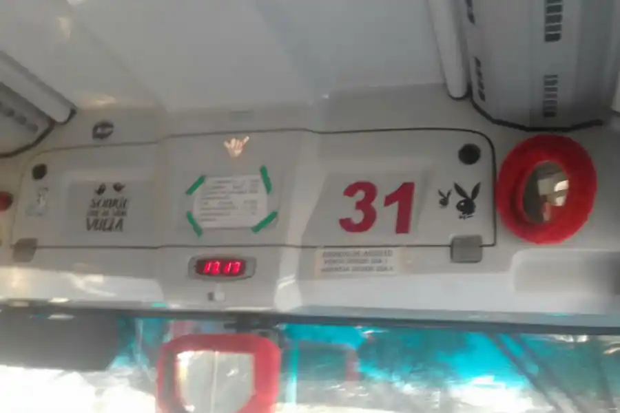 Atacaron a pedradas un colectivo en avenida Siria y Ecuador