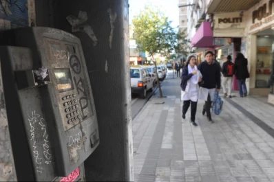 Fin de una era: extraen todos los teléfonos públicos de la ciudad