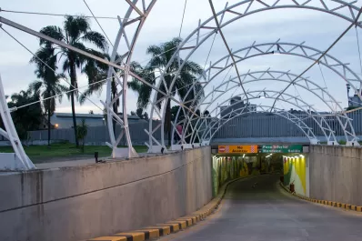 Otro ataque de rompevidrios: ahora eligieron el túnel de la calle Mendoza
