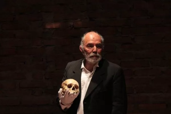 “‘Hamlet’ baila sobre las cenizas de los que traicionan o se traicionan”