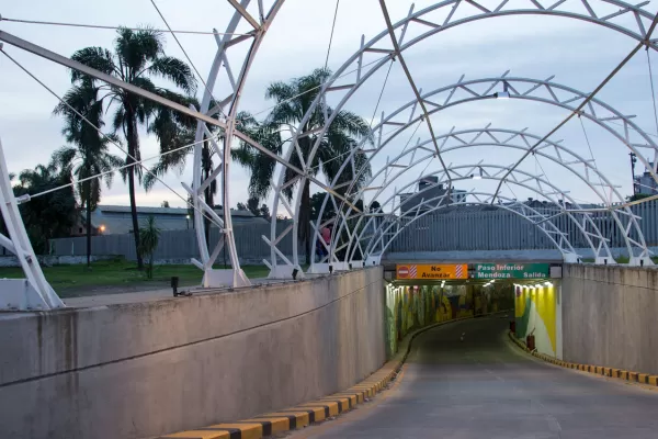 Otro ataque de rompevidrios: ahora eligieron el túnel de la calle Mendoza