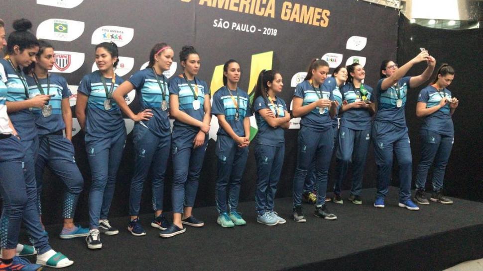 PODIO. Corbalán (sexta desde la izquierda) junto con sus compañeras en la ceremonia en la que les entregaron la medalla. twiitter@FeDUArgentina