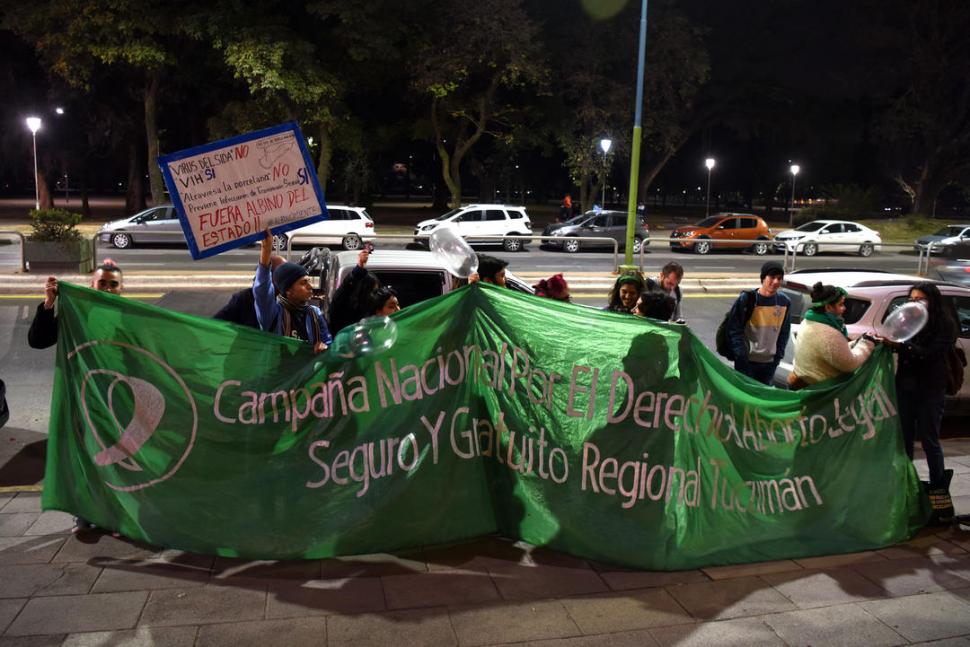 CONTRA ALBINO. Defensores del aborto legal protestan frente al hotel. 