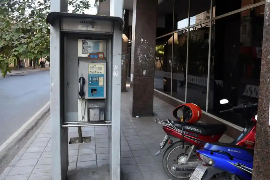 EN CÓRDOBA Y 25. La cabina que se encuentra frente a la Anses. la gaceta / foto de diego aráoz