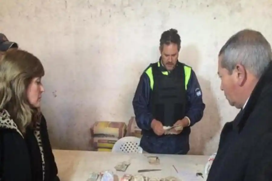 LA PRUEBA. La fiscala Reynoso Cuello observa los secuestros realizados.