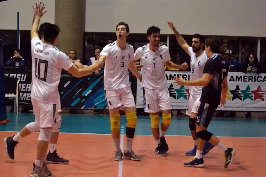 DE FESTEJO. Terán Ulloa (con el número uno) aportó puntos como opuesto. 