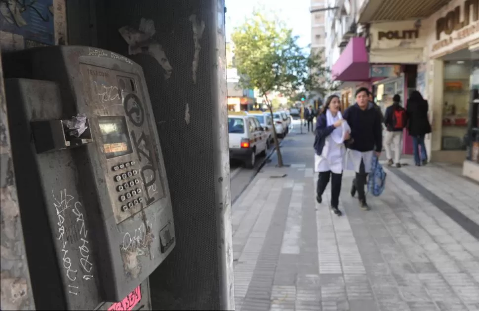 ABANDONADO. Un teléfono público del microcentro tucumano luce sucio y su superficie está cubierta por leyendas. la gaceta / foto de antonio ferroni