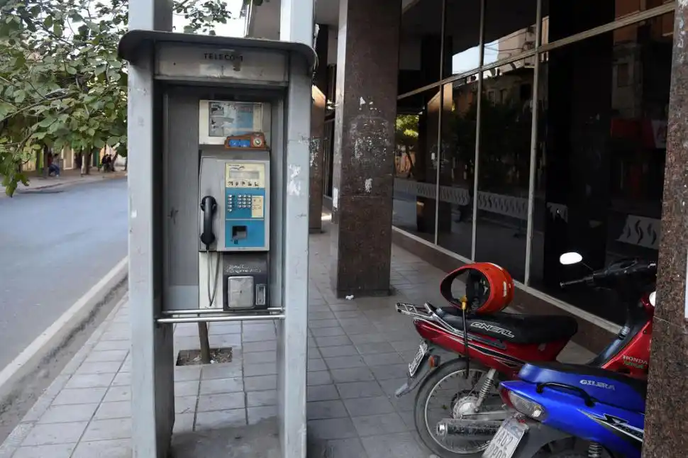 EN CÓRDOBA Y 25. La cabina que se encuentra frente a la Anses. la gaceta / foto de diego aráoz