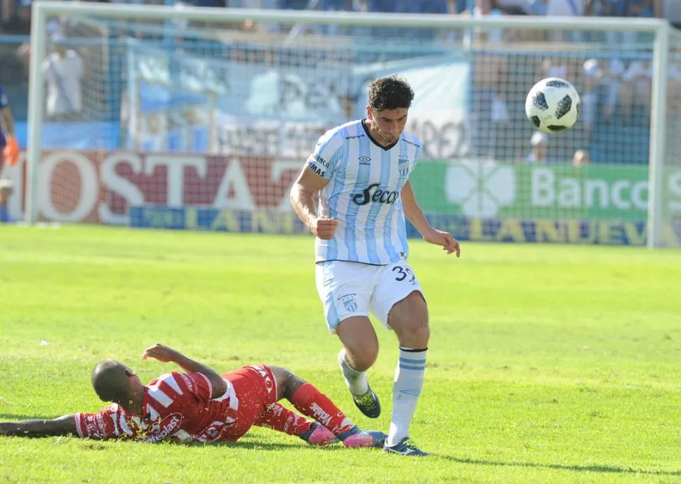 TROTAMUNDOS. El uruguayo Lamas espera afirmarse en la zaga de Atlético. la gaceta / foto de hector peralta