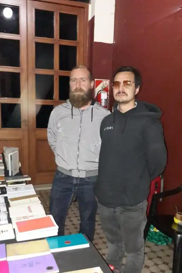 EL EDITOR -ARTISTA. Eric Schierloh, de Barba de abejas  (al fondo) y Tomás Fadel (Fadel&Fadel) reivindican la belleza del libro objeto. Si no podés visitar hoy sus stands en el MUNT, recorré sus catálogos en internet. 