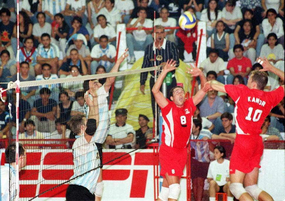 VOLEY. En octubre del 98, por Copa de las Américas, Argentina enfrentó a Canadá. la gaceta / archivo