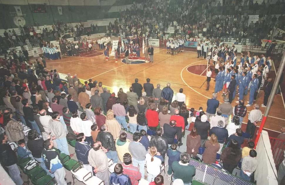 CAMPEONES. En 1998, el seleccionado de básquet de Tucumán logró su tercer título en el torneo que se desarrolló en el estadio de Defensores de Villa Luján. la gaceta / archivo
