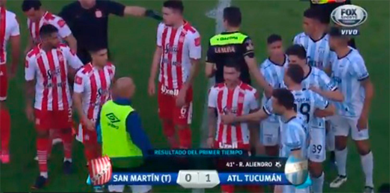 MOMENTO DE TENSIÓN. Jugadores de San Martín y Atlético se dijeron de todo antes del descanso. (CAPTURA DE VIDEO)