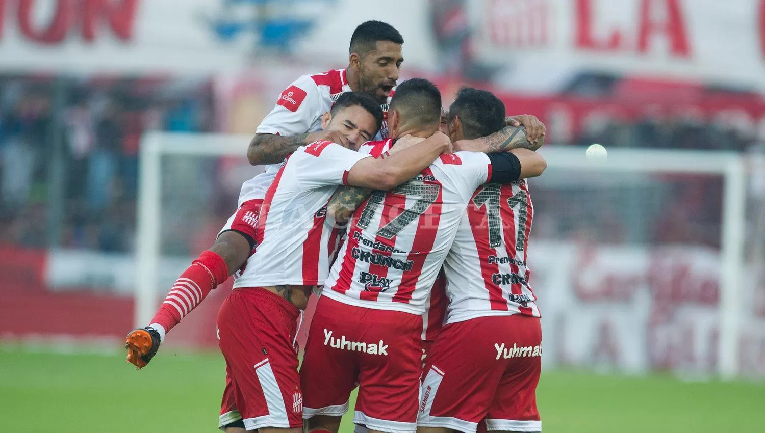 EL FESTEJO. Los jugadores abrazan a Espíndola, autor del gol de la victoria Santa.