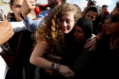 Liberan a Ahed Tamimi, símbolo de resistencia joven en Palestina