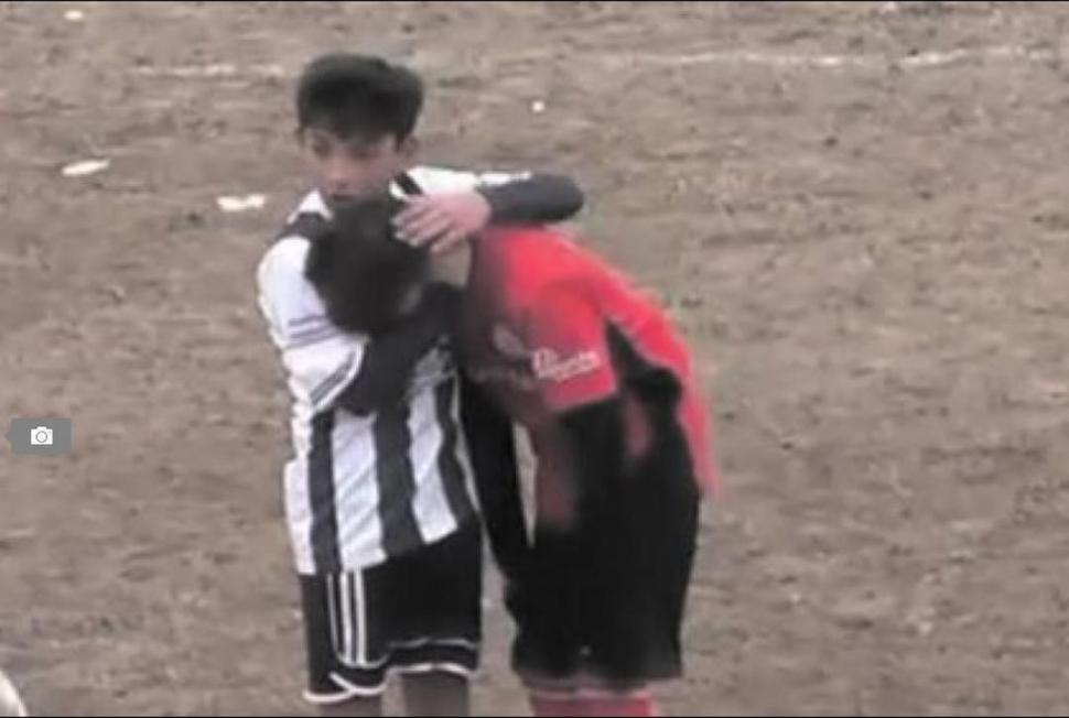 CONSUELO. Santiago Cantoni abraza a uno de sus desconsolados adversarios.