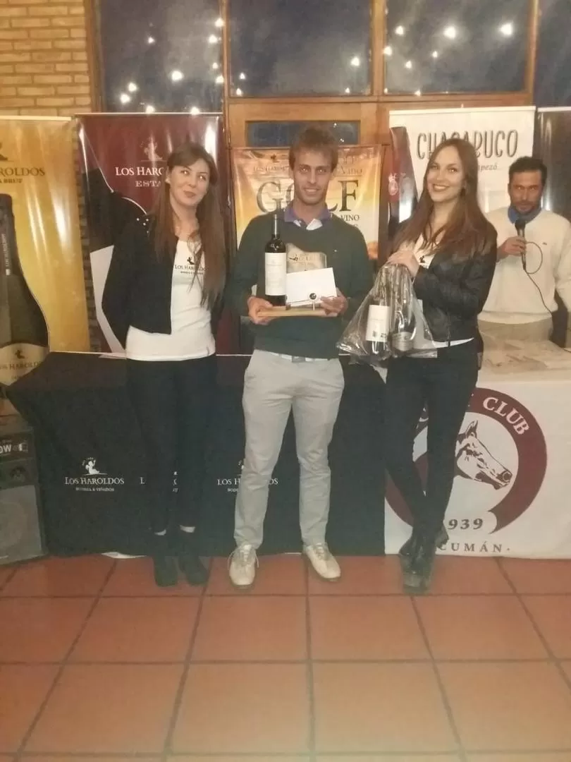PREMIADO. Bruchmann (h), con el trofeo del “Torneo por los Caminos del Vino”. prensa jockey club 
