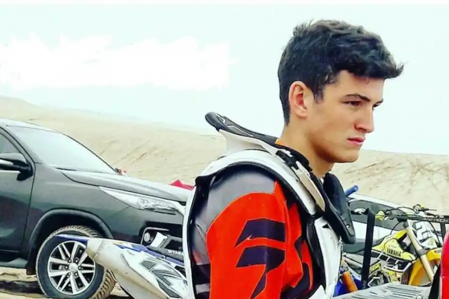 ACTITUD. Luciano Bellone dio una mano.